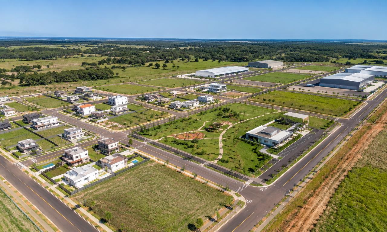 Desenvolvimento planejado com áreas residenciais e industriais